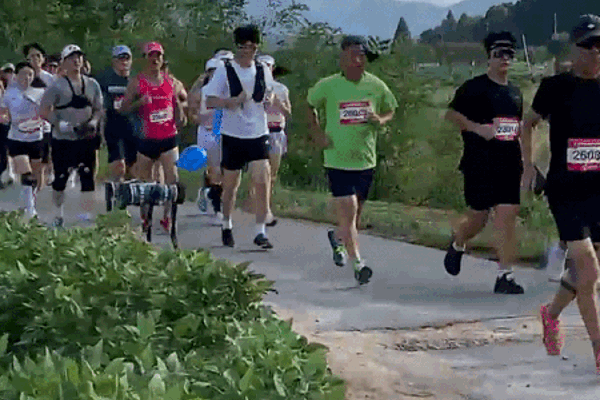 Raibo 2 running the Sangju Gokgam Marathon